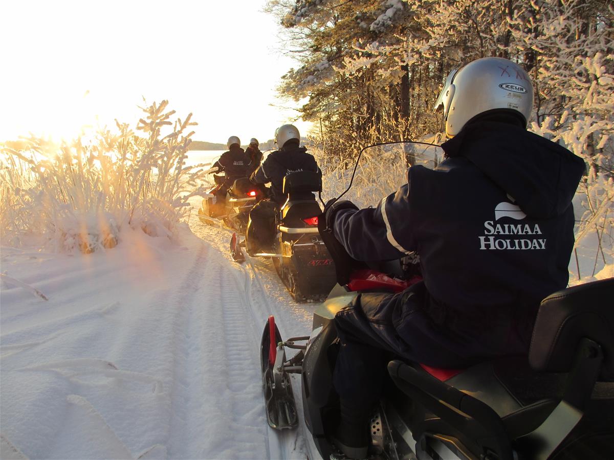 在导游的引导下您安全地坐在雪地摩托车上观光，挑战原野，在雪上奔驰! 没有雪地摩托车驾驶经验的也可以尝试初驾体验。
